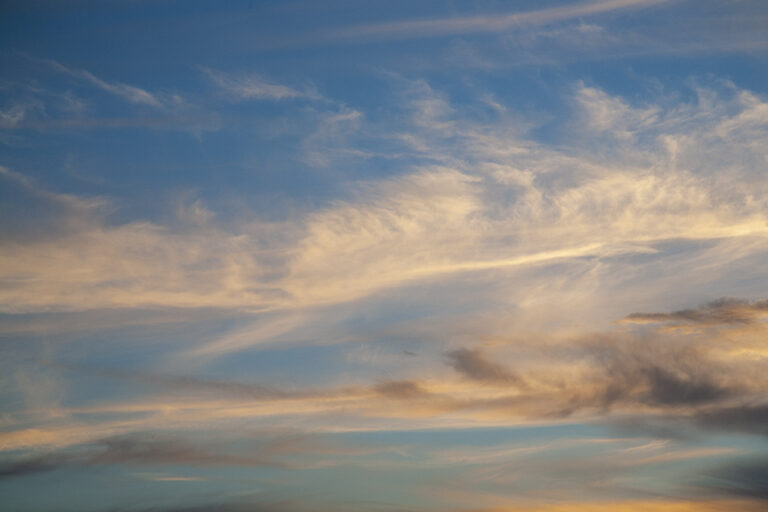 Ein Himmel mit Wolken in Form von Streifen