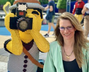 Adina neben einem Fotografen aus Legosteinen