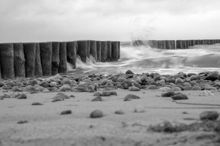 ostsee mit Buhnen in schwarz weiss