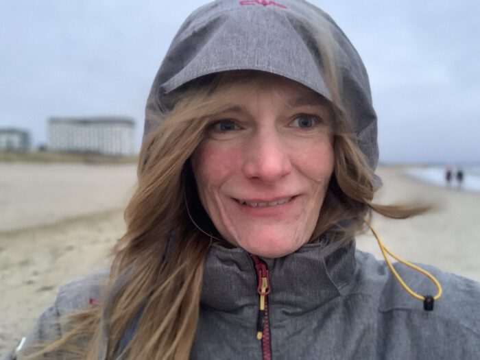 Adina - Selfie am Strand mit Kapuze auf dem Kopf