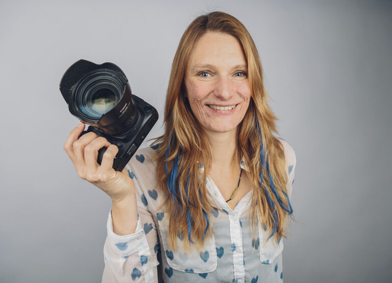 Adina Flohr mit ihrer Kamera in der Hand
